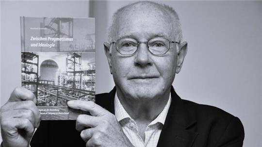 Bernhard Brümmer 2012 mit seinem Buch „Zwischen Pragmatismus und Ideologie“.