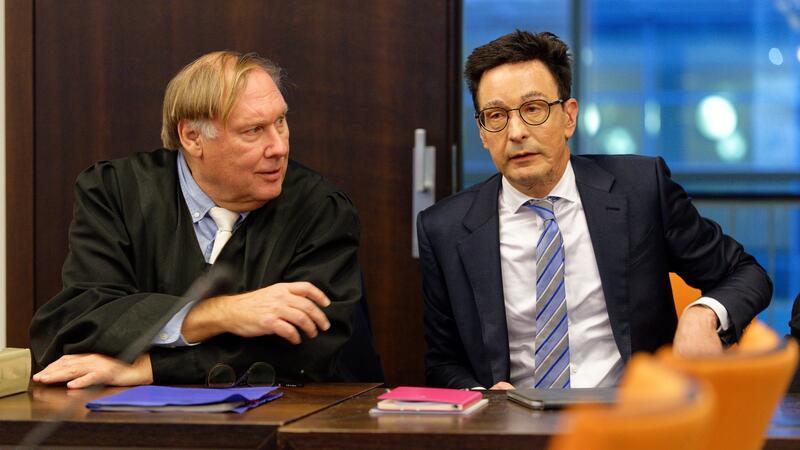 Zweiter Täter verurteilt: Elf Jahre Haft für Säureanschlag Bernhard Günther (r) hat als Zeuge an dem Prozess in Wuppertal teilgenommen (Archivbild).