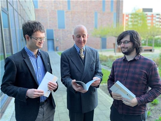 Bernhard Homa, Frank Auf dem Felde und Mirko Rechnitzer (von links) gehören zu den Autoren des Stader Jahrbuchs. Foto: Vasel