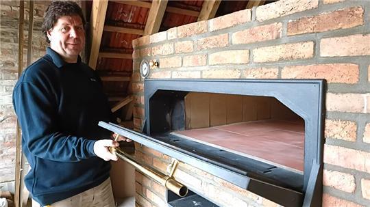 Bernhard Lenz am Ofen im Backhaus, in dem noch in diesem Jahr gebacken werden soll.