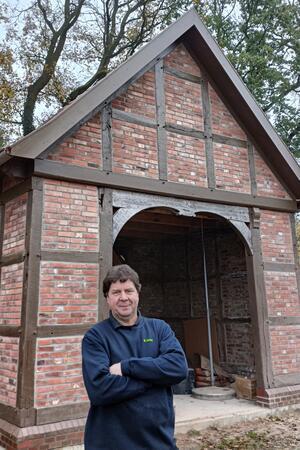 Bernhard Lenz vor dem charmanten Backhaus, dem nur noch das Schornsteinrohr fehlt.