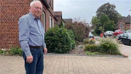 Bernhard Ziegler (88) aus Hemmoor-Basbeck ärgert sich über die Bundesanstalt für Immobilienangelegenheiten. Es geht um den zwei Meter breiten Streifen vor seinem Grundstück.