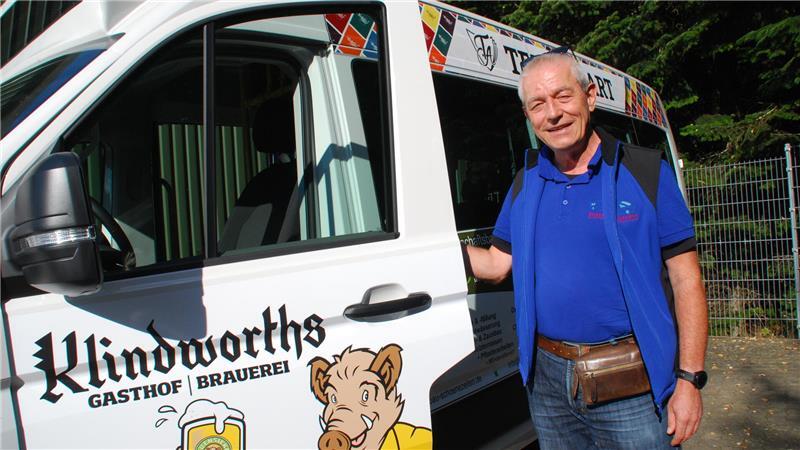 Ein Mann für viele Fälle: Dieser Beckdorfer übernimmt gerne die Führung Bernhard Zimmermann hat einen Personenbeförderungsschein gemacht.