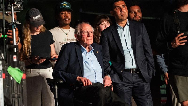 Bernie Sanders kündigte den Auftritt der Sängerin Clairo an.