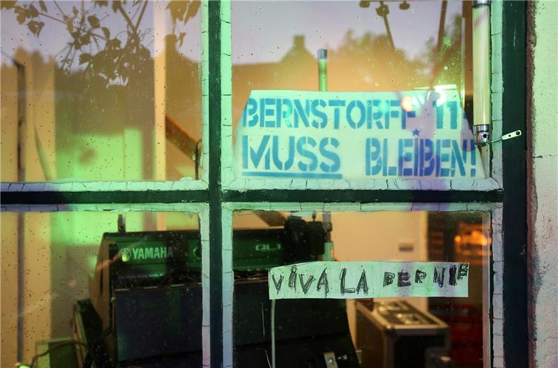 „Bernstorffstraße 117 muss bleiben“ und „Viva la Bernie“ steht bei einem Solidaritätskonzert mit prominenten Sängern für den Erhalt des alteingesessenen Werkshofs „Bernie“ in Altona in einem Fenster. Foto: Marks/dpa