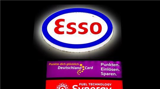 Bertelsmann will das Deutschland-Card Rabattprogramm einstellen, dessen Nutzerinnen und Nutzer unter anderem bei Esso Punkte sammeln können. (Archivbild)