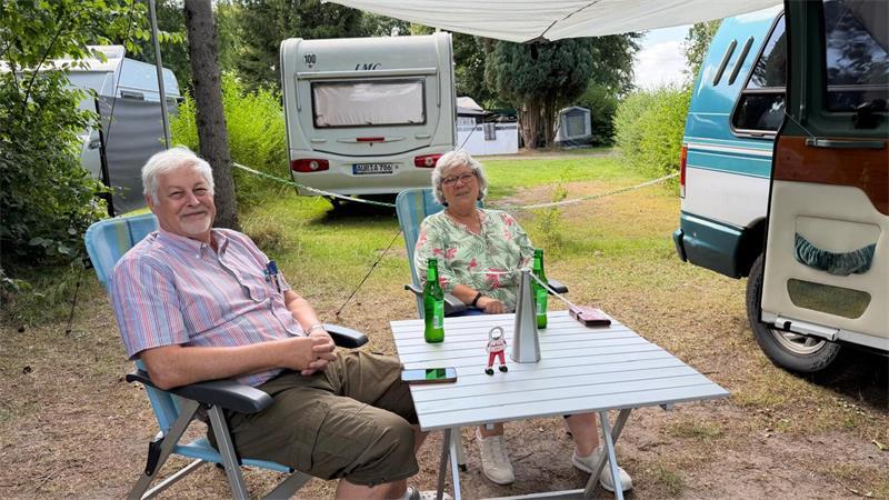 Berthold und Gabi Obenaus aus Gummersbach kommen mit ihrem 30 Jahre alten Van seit über fünf Jahren nach Sauensiek.