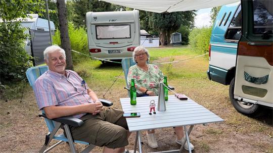 Berthold und Gabi Obenaus aus Gummersbach kommen mit ihrem 30 Jahre alten Van seit über fünf Jahren nach Sauensiek.