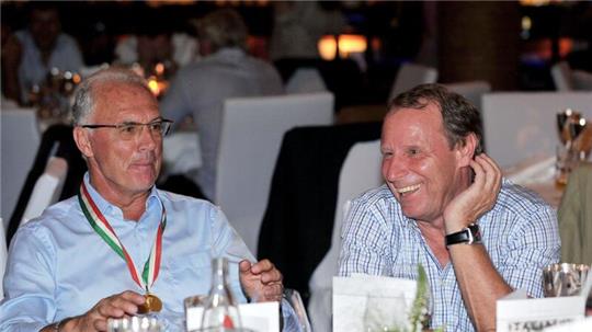 Berti Vogts (rechts) trauert um den am Sonntag gestorbenen Franz Beckenbauer.