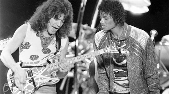 Berühmte Stratocaster-Kopie: die „Franken-Strat“ des 2020 gestorbenen Gitarrenvirtuosen Eddie van Halen. Auf dem Bild ist van Halen bei einem Auftritt mit Michael Jackson im Jahr 1983 zu sehen.