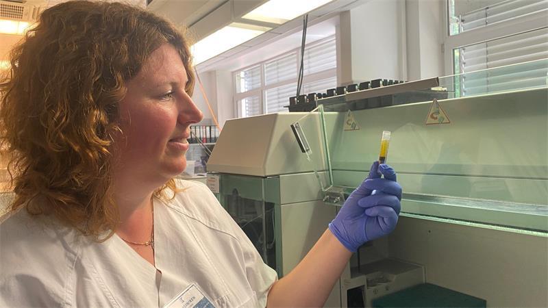 Beruf mit enormer Verantwortung: Nina Polzin arbeitet bei den Elbe Kliniken als leitende Medizinische Technologin für Laboratoriumsanalytik (MTL).