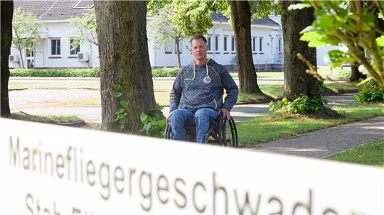 Beruflich ist Jörg Hinrichs beim Marinefliegergeschwader 5 in Nordholz fest verankert. Nach seinem Unfall wurde für ihn eine neue Stelle auf dem Stützpunkt geschaffen. Foto: Heike Leuschner