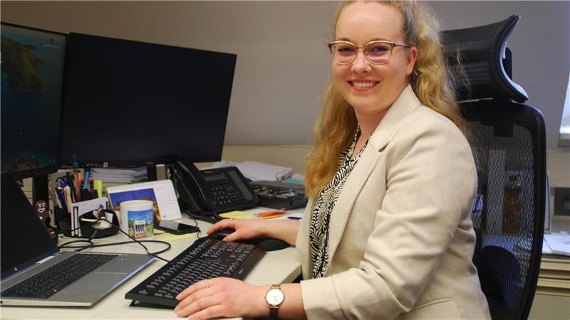 Berufseinsteigerin Charlotte Richter ist in Apensens Bauamt Ende 2024 angefangen.