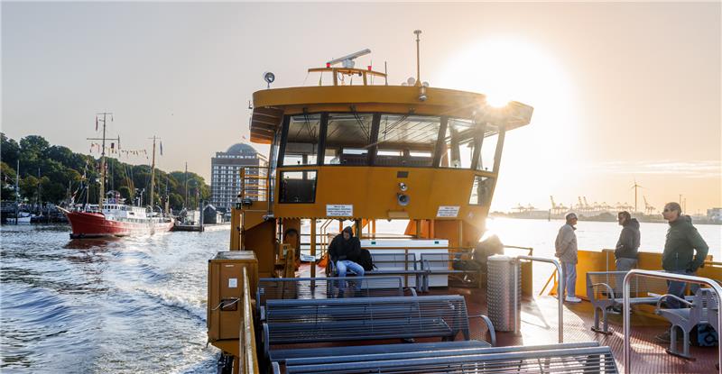 Berufspendler fahren am frühen Morgen auf der Elbe mit der Fähre der Linie 62 von den Landungsbrücken Richtung Finkenwerder. Fotos: Markus Scholz/dpa