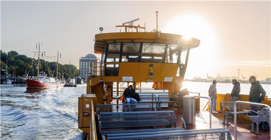 Berufspendler fahren am frühen Morgen auf der Elbe mit der Fähre der Linie 62 von den Landungsbrücken Richtung Finkenwerder. Fotos: Markus Scholz/dpa