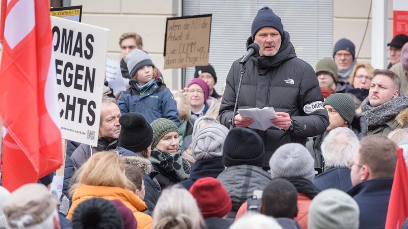 Berufsschullehrer Michael Brinkmann am Mikrofon.