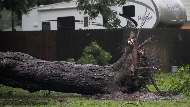 „Beryl“ schwächt sich in Texas zum Tropensturm ab „Beryl“ zieht mit Windgeschwindigkeiten von bis zu 110 Kilometer pro Stunde durch Texas.