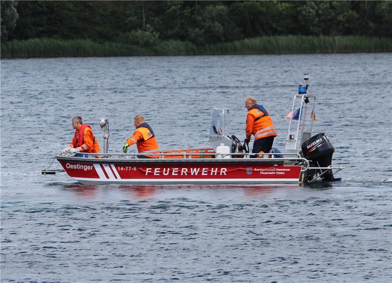 Taucher stirbt im Kreidesee Hemmoor Besatzung und Boot der Feuerwehr Osten bei der Suche auf dem Kreidesee Hemmoor. Foto: Feuerwehr