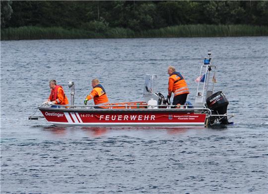 Besatzung und Boot der Feuerwehr Osten bei der Suche auf dem Kreidesee Hemmoor. Foto: Feuerwehr