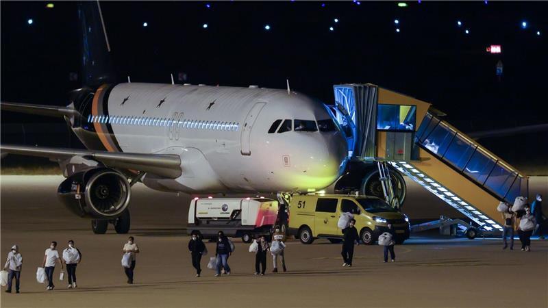 Besatzungsmitglieder der „Hondius“ erreichen am Abend den Flughafen in Eindhoven.