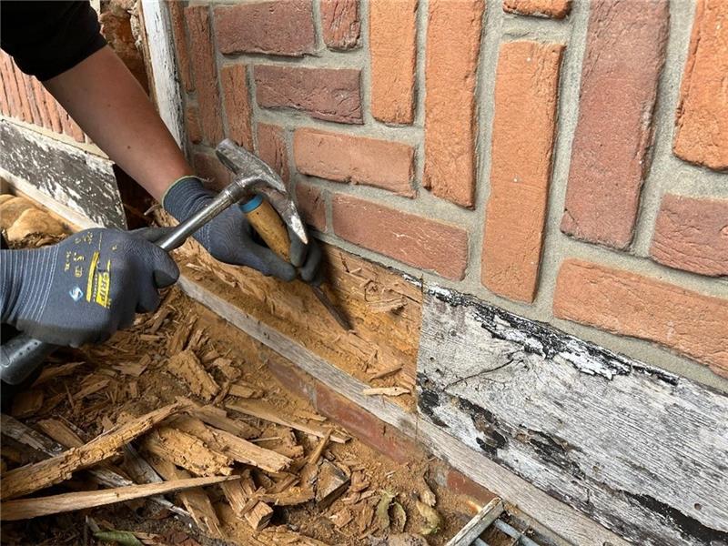 Beschädigt: Die Feuchtigkeit und die Holzwürmer haben den Eichenbalken zugesetzt, die betroffenen Bereiche werden erneuert. Foto: Vasel