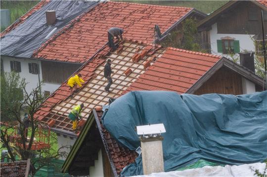 Beschädigte Dächer im bayrischen Bad Bayersoien.