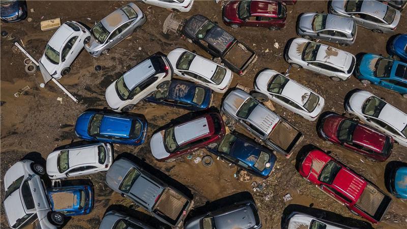 Beschädigte Fahrzeuge stehen nach Überschwemmungen im Schlamm in Poza Rica, Mexiko. 