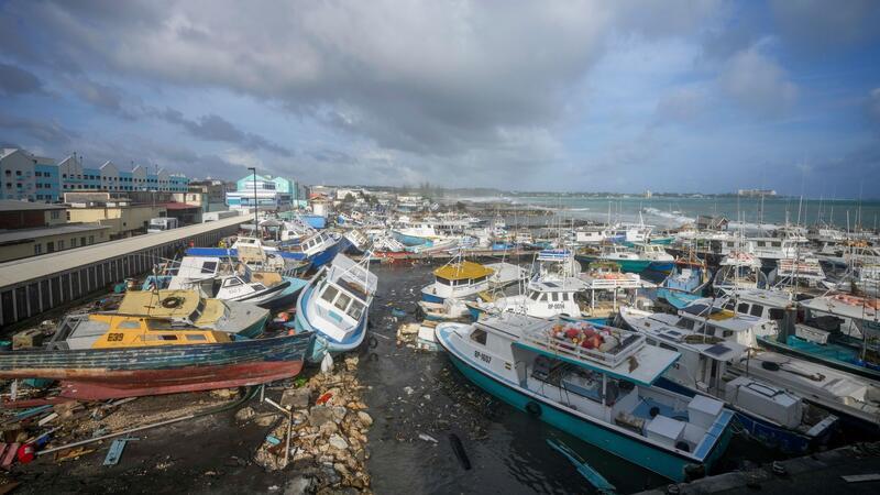 Beschädigte Fischerboote liegen vor Bridgetown.