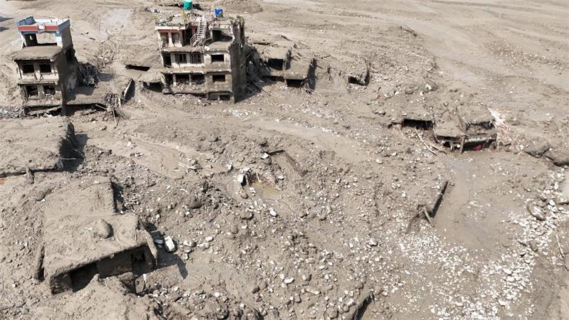 Beschädigte Gebäude und Infrastruktur entlang des angeschwollenen Trishuli-Flusses nach der Sturzflut.