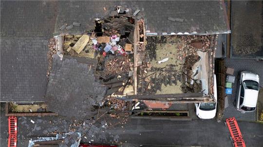 Beschädigte Häuser in Manchester,  nachdem ein mutmaßlicher Tornado Dächer abgerissen und Mauern zum Einsturz gebracht hat.