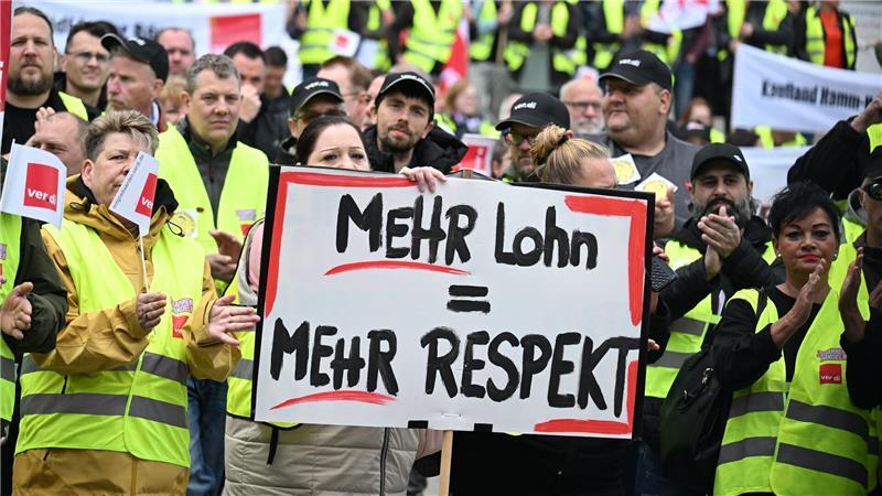 Beschäftige im Einzelhandel demonstrieren in Dortmund.