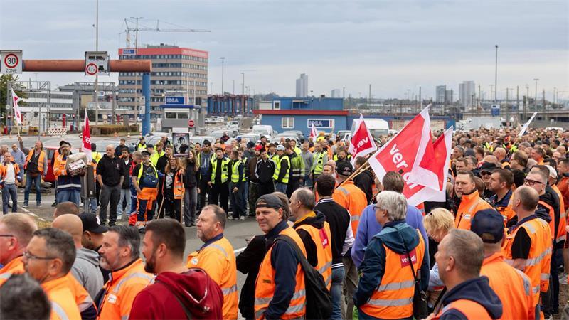Beschäftigte demonstrieren vor dem Hamburger Containerterminal Burchardkai. 