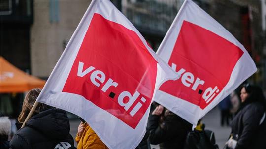 Beschäftigte der Sozial- und Erziehungsberufe demonstrieren mit Verdi-Fahnen in der Innenstadt.