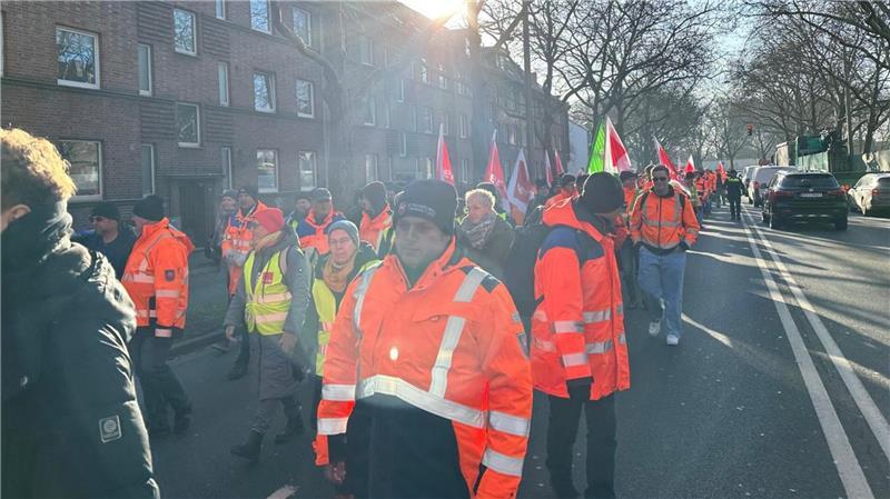 Beschäftigte der Straßenmeistereien und der Autobahn GmbH beim Sternmarsch in Hannover.