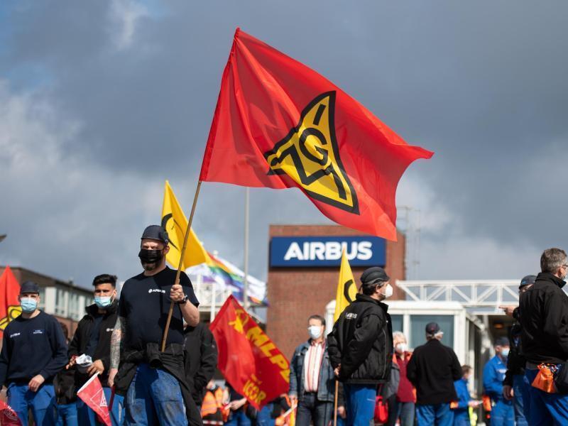 Umstrittener Konzernumbau: Entscheidung bei Airbus am 31. Januar Beschäftigte des Airbus-Werkes in Finkenwerder demonstrierten im Mai vor den Toren des Werksgeländes in Hamburg. Foto: Daniel Reinhardt/dpa
