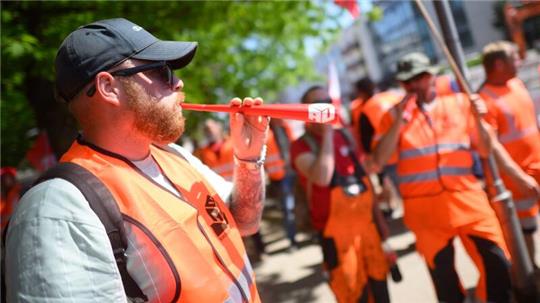 Beschäftigte des Bau-Gewerbes streiken an einer Rohrleitungsbaustelle in der Region Hannover.