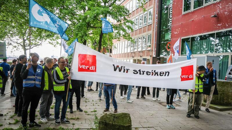 Kurzfristiger Warnstreik bei Radio Bremen Beschäftigte des Rundfunksenders Radio Bremen demonstrieren während eines Warnstreiks vor dem Funkhaus in Bremen.