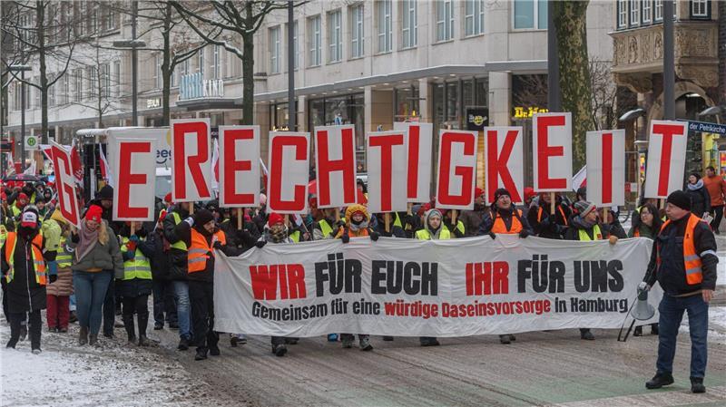 Beschäftigte im öffentlichen Dienst in Hamburg empört besonders, dass sie die eigentlich schon ausverhandelte Hamburg-Zulage nicht bekommen.