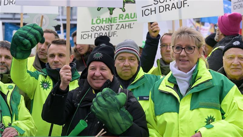 Gewerkschaften bei Tarifkonflikt kämpferisch Beschäftigte verdeutlichen am Verhandlungsort ihre Forderungen.