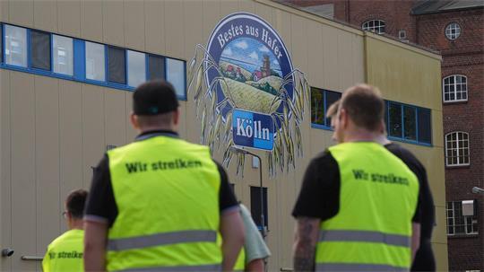 Beschäftigte von Kölln sammeln sich zu einer Streikkundgebung vor dem Werk.
