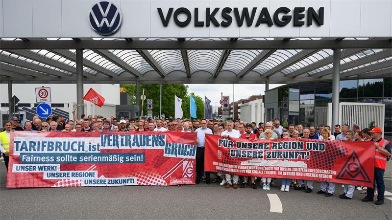Beschäftigte von Volkswagen in Zwickau fordern eine Zukunft für ihren Standort und ihre Arbeitsplätze. 