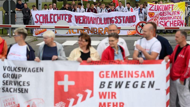 VW-Chef: Kosten zu hoch - Einschnitte im Management Beschäftigte von Volkswagen und seinen Zulieferern machen am Werkstor in Zwickau ihrer Sorge um die Zukunft des Standortes Luft.