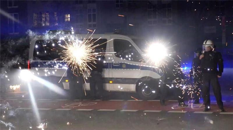 43 Angriffe auf Einsatzkräfte in der Silvesternacht „Beschämend und völlig inakzeptabel“: Niedersachsens Innenministerin Behrens kritisiert die Angriffe auf Einsatzkräfte. (Archivbild)