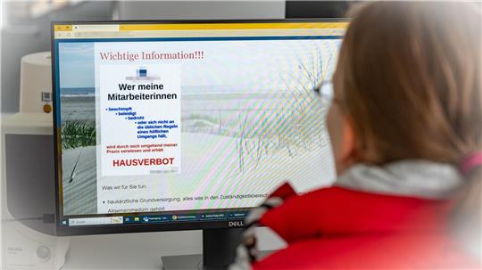 Beschimpfungen und Beleidigungen sind tabu: Immer mehr Arztpraxen warnen aggressive Patienten vor einem Hausverbot. Foto: Scheschonka