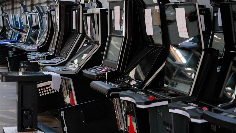 Beschlagnahmte illegale Glücksspielautomaten in einer Halle der Polizei in Berlin.