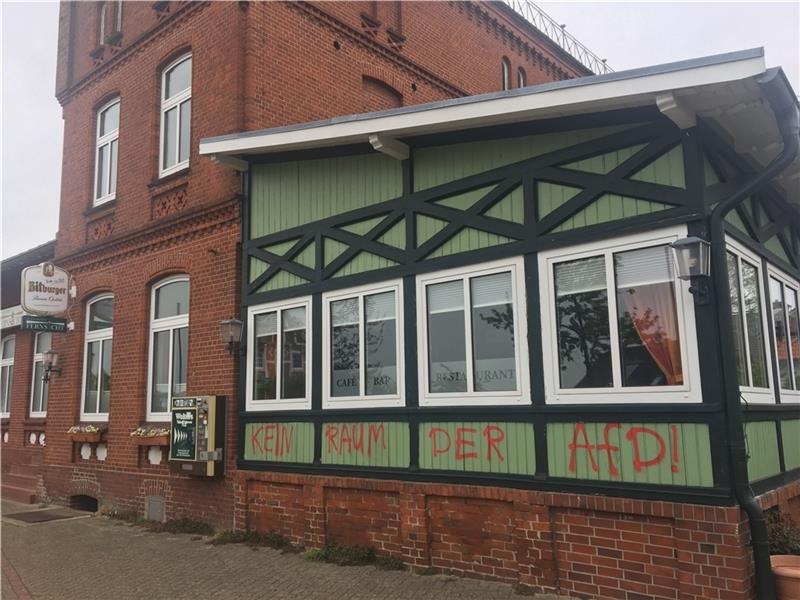Beschmiert: Die Antifa hatte sich im April 2019 im Internet dazu bekannt, den Spruch „Kein Raum der AfD!“ auf die Veranda des Dorfgemeinschaftshauses „Zur schönen Fernsicht“ in Grünendeich gesprüht zu haben. Foto: Vasel