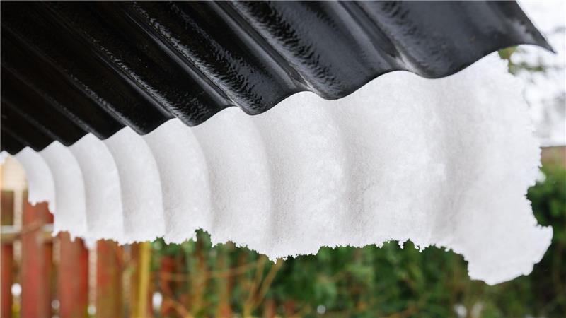 Besitzer sind verpflichtet, Schneebretter und Eiszapfen zu entfernen, wenn von ihnen eine Gefahr für die Allgemeinheit ausgehen könnte.