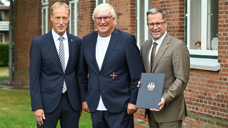 Besondere Ehrung in Drochtersen: Landrat Kai Seefried und Bürgermeister Mike Eckhoff mit Dirk Ludewig.
