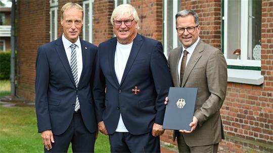 Besondere Ehrung in Drochtersen: Landrat Kai Seefried und Bürgermeister Mike Eckhoff mit Dirk Ludewig.