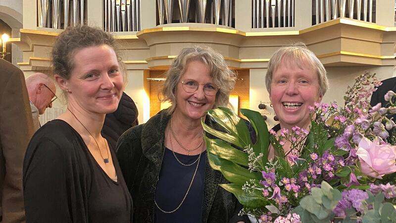 Kreiskantorin Sybille Groß mit Rowan Wests Schwester Donna West und der Geschäftsführerin der West GmbH Sabrina Treppmann (vorne von rechts) bei der Einweihung der neuen Chororgel in der Buxtehuder St.-Petri-Kirche